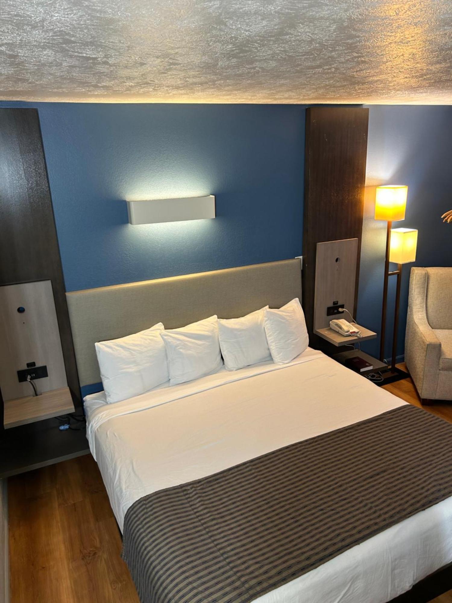 Rodeway Inn 恩波里亚 外观 照片